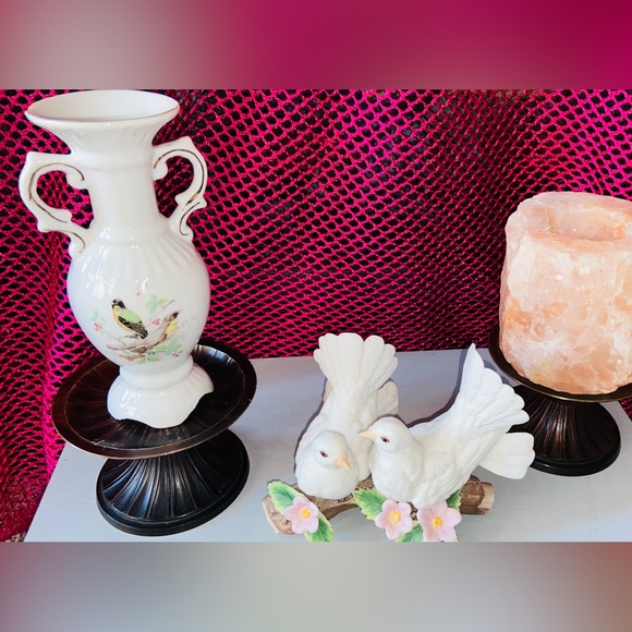 Pretty Bird Vase- Definitely Vintage, hand Painted Gold Gilding and Parakeet’s - Picture 13 of 16